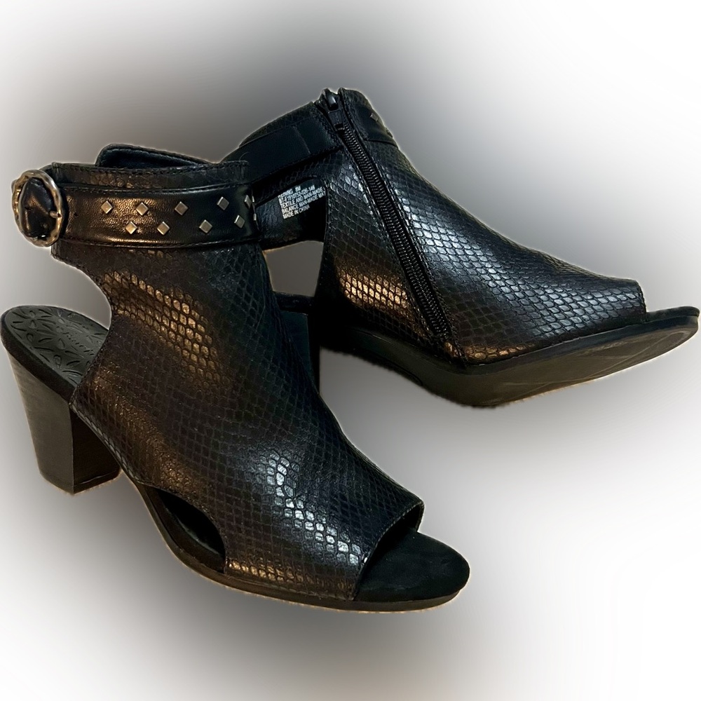 BARETRAPS Reining Peep Toe Sandal Faux Leather Black Shoe Studs Zipper Open Side